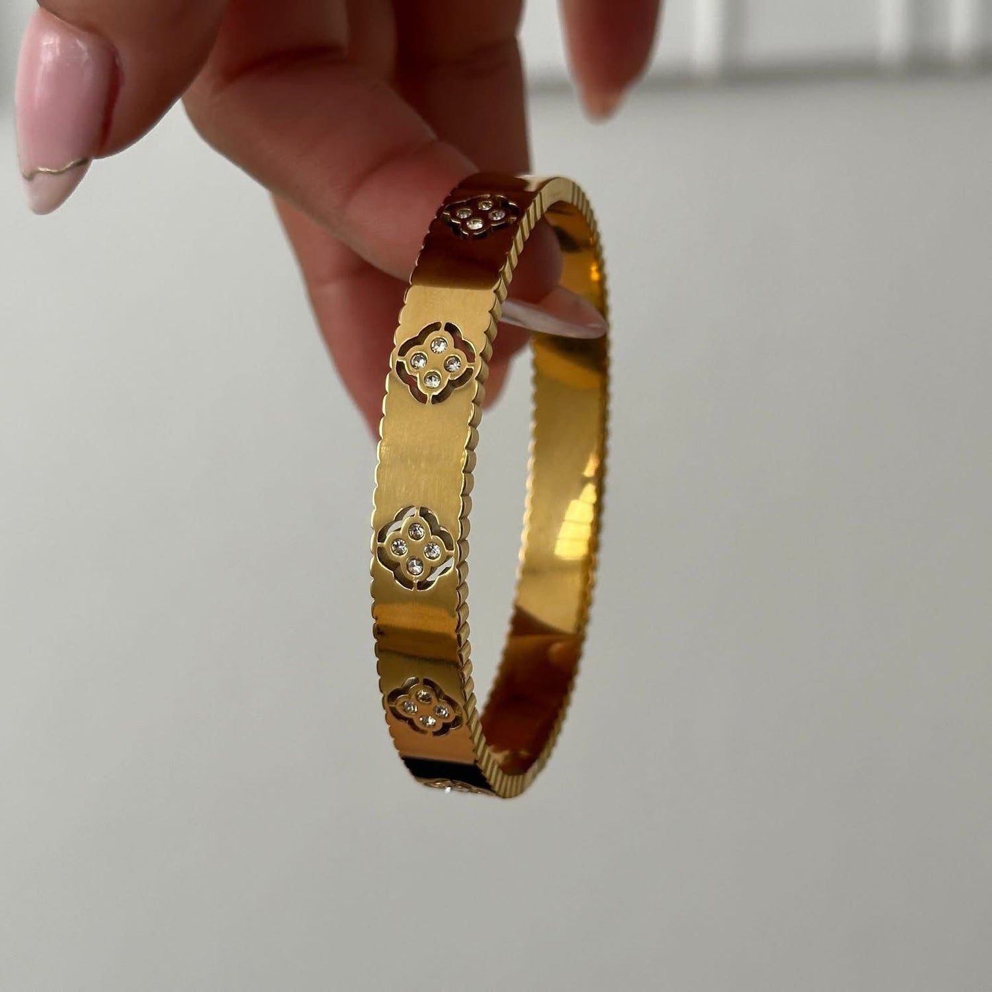 Solid Clover Lining Handcuff Bracelet – Premium Stainless Steel Bangle